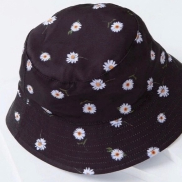ALICE + OLIVIA DAISY PRINT REVERSIBLE BUCKET HAT - Picture 12 of 14